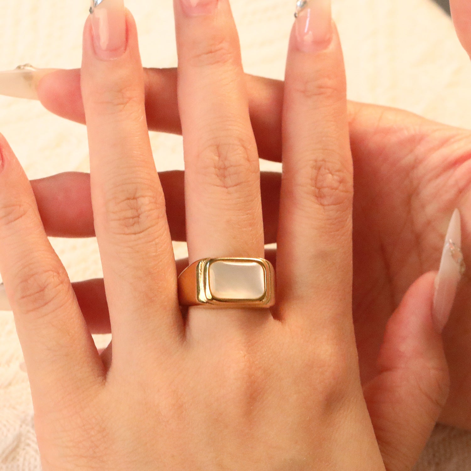 Damen Ring mit einem edlen, quadratischen Perlenanhänger und hochwertiger Goldbeschichtung Shop Nory