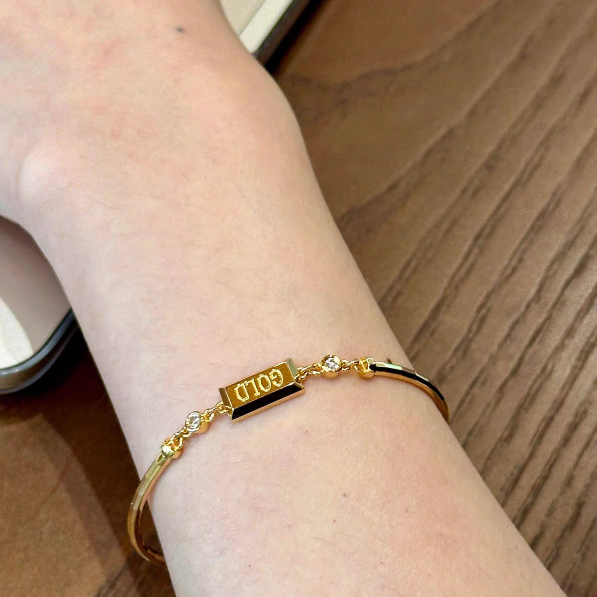 Damen Elegante vergoldete Statement-Armbanduhr Shop Nory