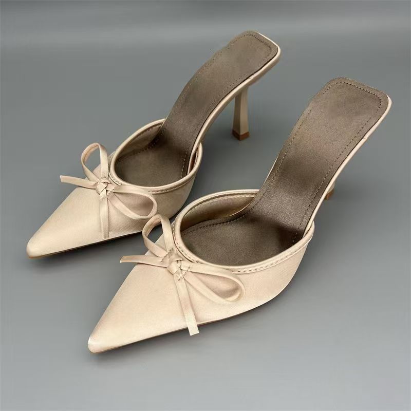 Damen Spitz zulaufende Satinähnliche Mule mit zierlicher Schleifen-Applikation und schlankem Stiletto-Absatz Shop Nory