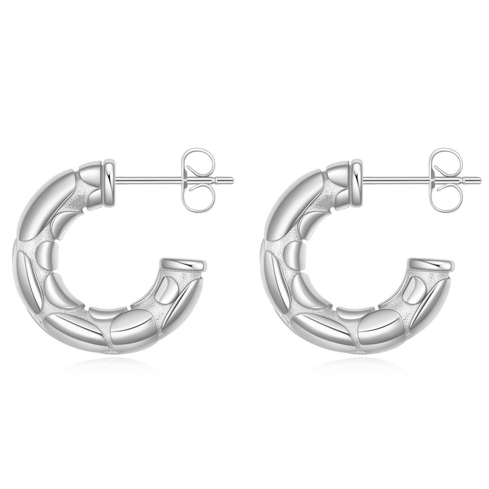 Damen Creolen mit modernem geschwungenem Design und polierter Oberfläche Shop Nory