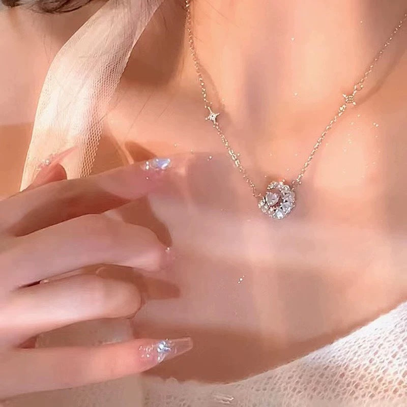 Damen Halskette mit funkelndem Designer-Anhänger und glänzenden Akzenten Shop Nory