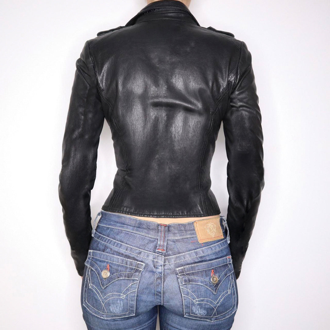 Damen nan taillierte Kunstleder-Bikerjacke mit Stehkragen, Schulterpatten und Reißverschlusstaschen Shop Nory