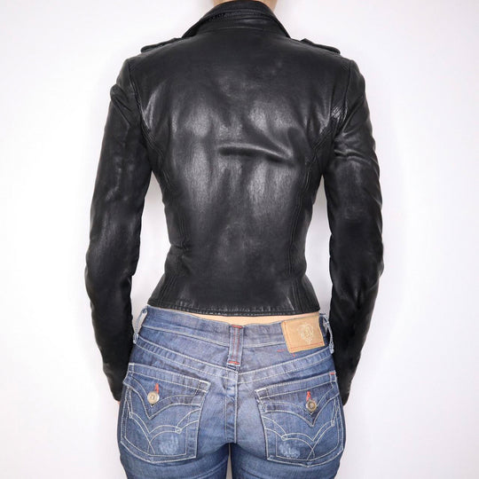 Damen nan taillierte Kunstleder-Bikerjacke mit Stehkragen, Schulterpatten und Reißverschlusstaschen Shop Nory
