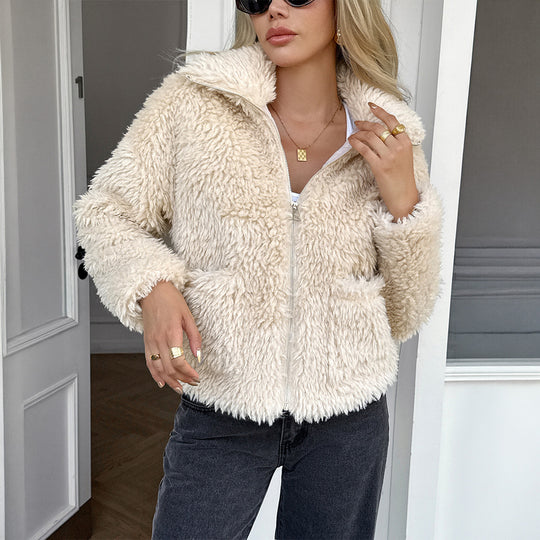 Damen nan Teddyjacke mit Reißverschluss, hochgeschlossenem Kragen, aufgesetzten Taschen und kurzer Passform Shop Nory