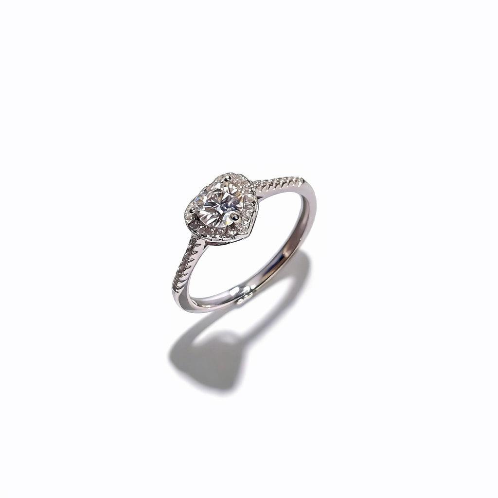 Damen Verlobungsring mit detailliertem Zirkonia-Anhänger und feinem Band Shop Nory