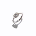 Damen Verlobungsring mit detailliertem Zirkonia-Anhänger und feinem Band Shop Nory