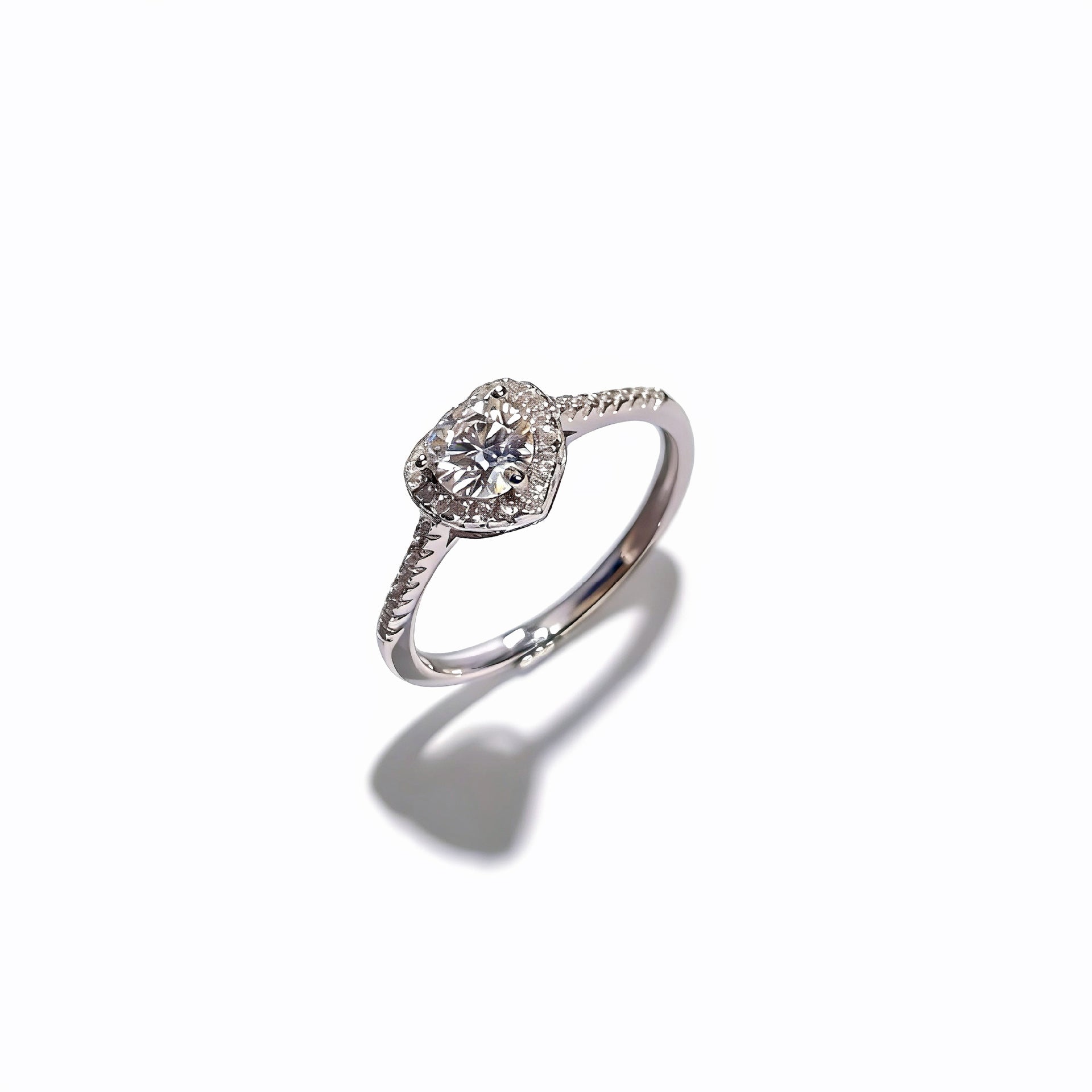 Damen Verlobungsring mit detailliertem Zirkonia-Anhänger und feinem Band Shop Nory