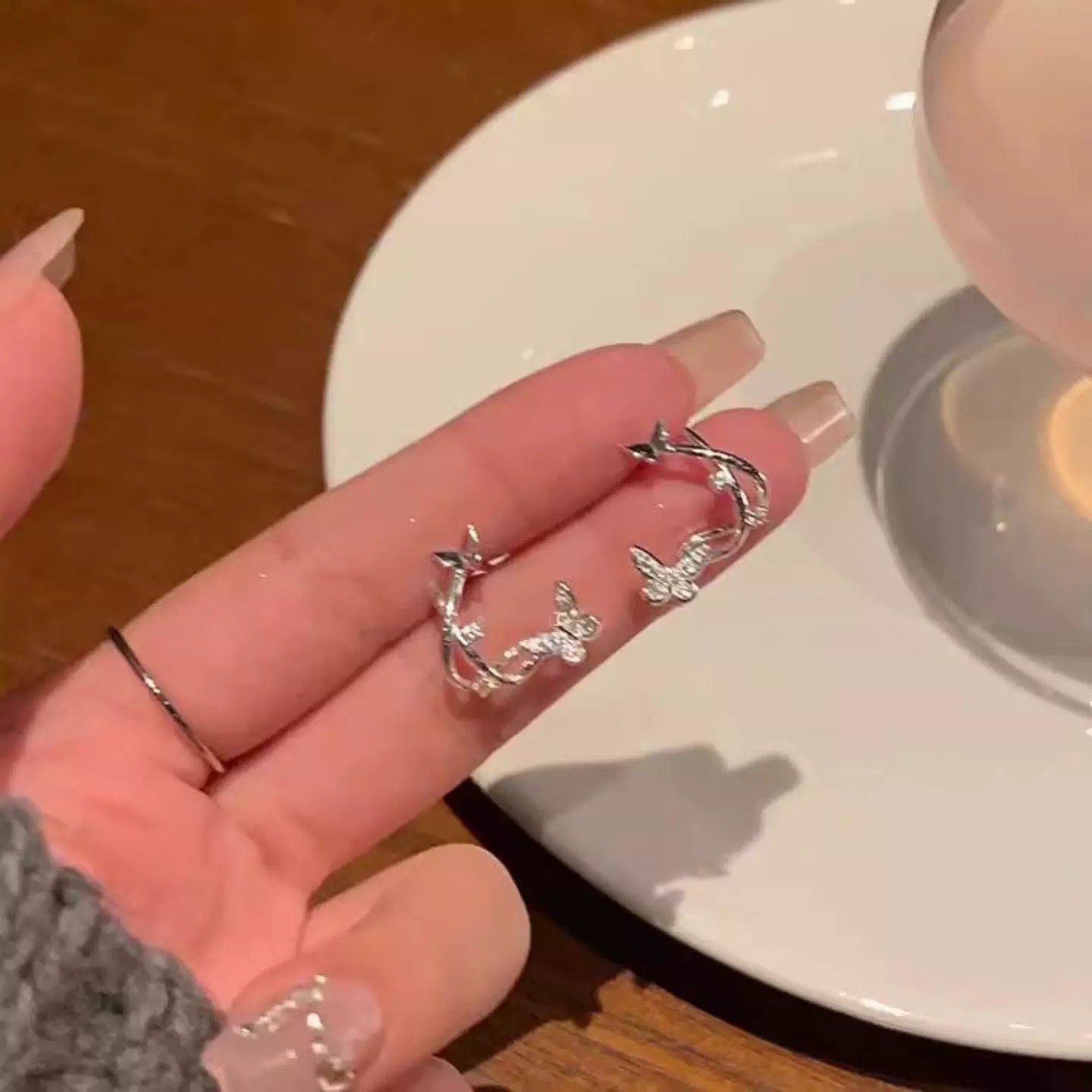 Damen Ohrringe mit glitzernden Schmetterlingen und elegantem Twist-Design Shop Nory