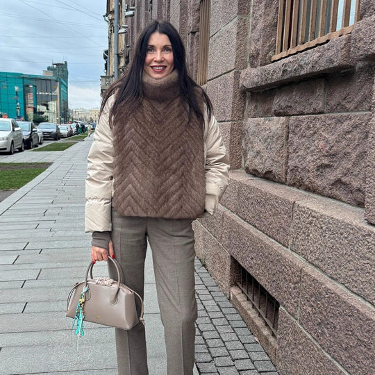 Damen Gefüttertes Pelzponcho mit hohem Rollkragen & Chevron-Struktur Shop Nory