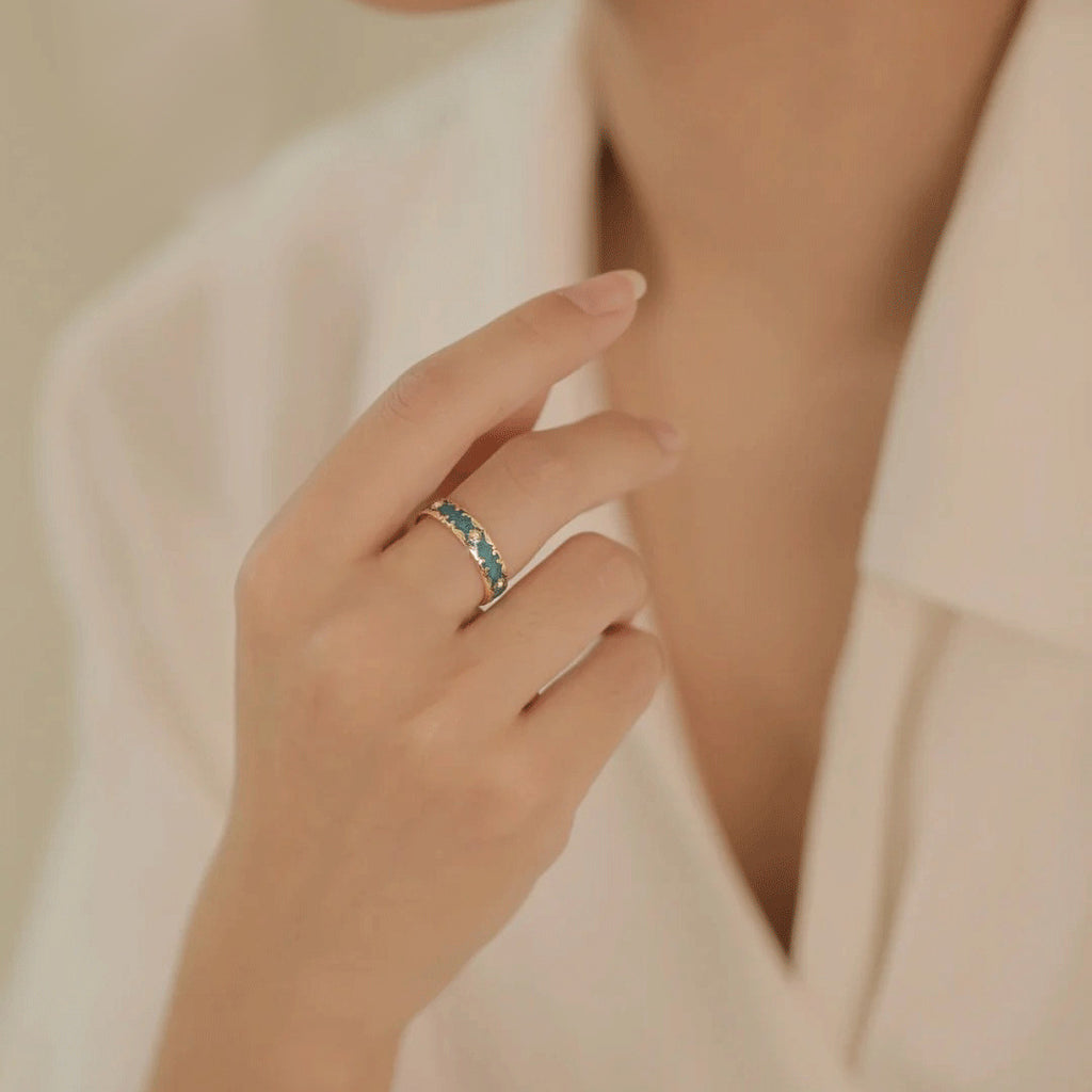 Damen filigraner Schmuckring mit kunstvollem Gold-Design und edlen Ziersteinen Shop Nory
