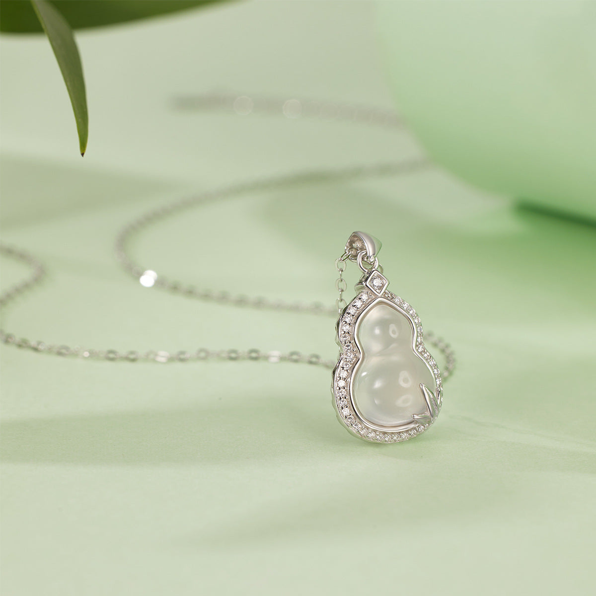 Damen Halskette mit kunstvollem Anhänger und hochwertigen Zirkonia Shop Nory