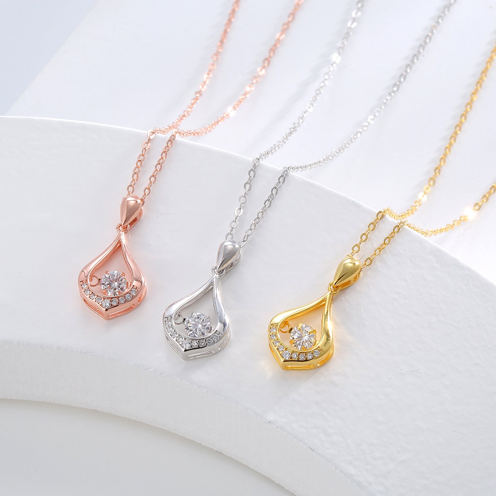 Damen elegante Halskette mit funkelndem Tropfenanhänger Shop Nory