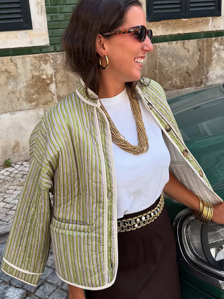 Damen Kurz gesteppte Streifenjacke im Boxy‑Cut mit Rundkragen und aufgesetzten Taschen Shop Nory