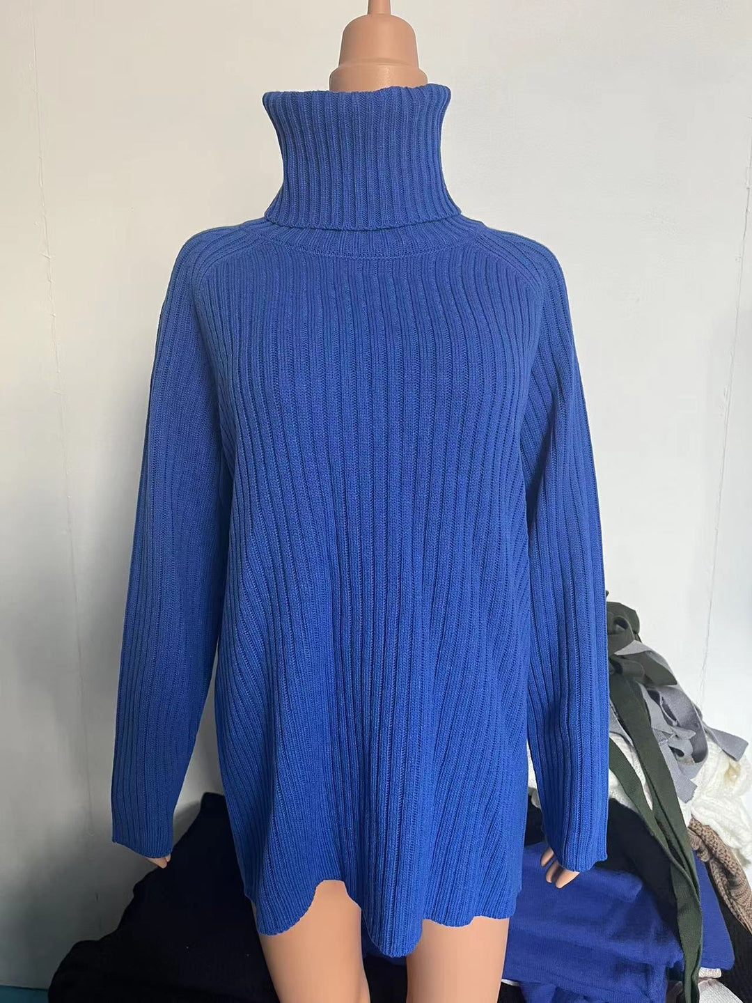 Damen Oversize Pulloverkleid aus Rippstrick mit hohem Rollkragen und voluminösen Ärmeln Shop Nory