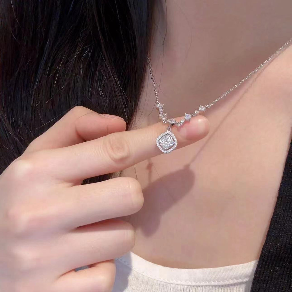 Damen Halskette mit luxuriösen Zirkonia-Details und funkelndem Anhänger Shop Nory