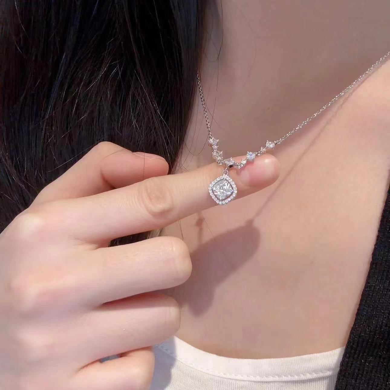 Damen Halskette mit luxuriösen Zirkonia-Details und funkelndem Anhänger Shop Nory