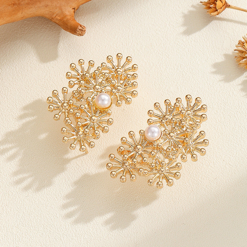 Damen Ohrclips mit kunstvollem Blumendesign und Perlenakzent Shop Nory