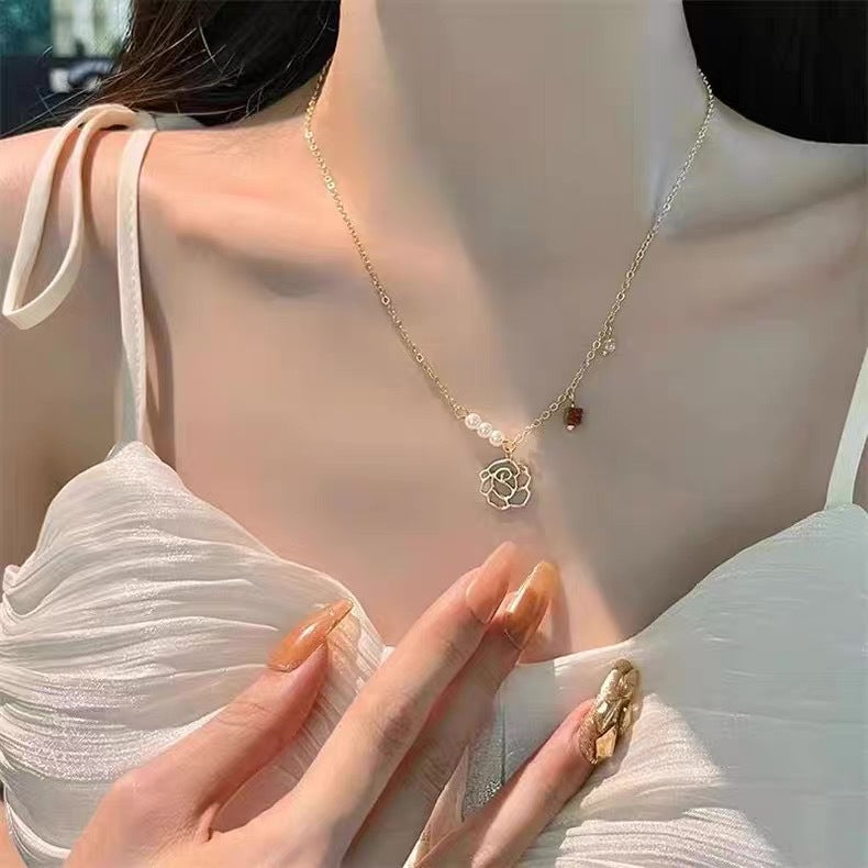 Damen Halskette mit filigranem Rosendesign und edlen Perlenakzenten Shop Nory