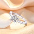 Damen eleganter Verlobungsring mit quadratischem Zirkonia-Besatz Shop Nory