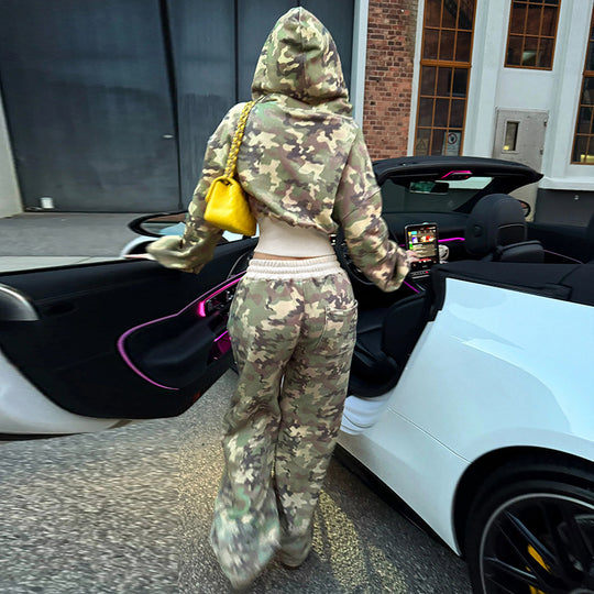 Damen nan kurz geschnittene Kapuzenjacke mit Camouflage-Muster, Frontreißverschluss, Kängurutasche und weitem Rippbund Shop Nory