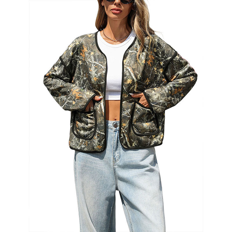 Damen Leicht gesteppte Camouflage-Jacke mit Rundhals, Kontrastpaspeln und aufgesetzten Taschen Shop Nory
