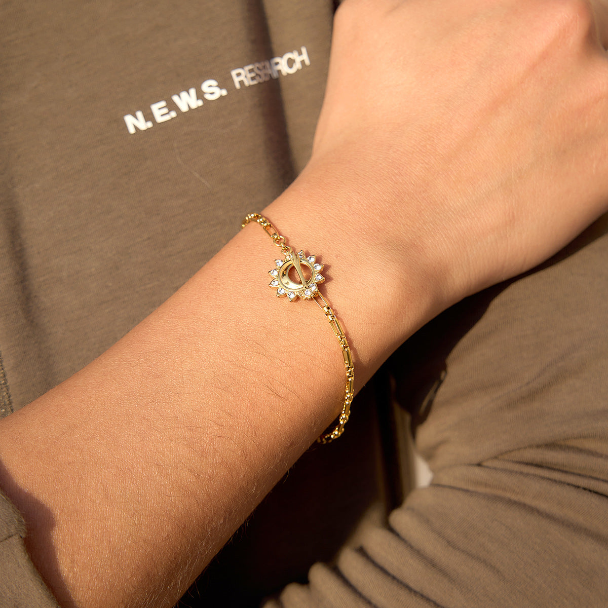 Damen Halskette mit hochwertigem Edelstahl, hypoallergener Verarbeitung und elegantem Sonnenanhänger Shop Nory