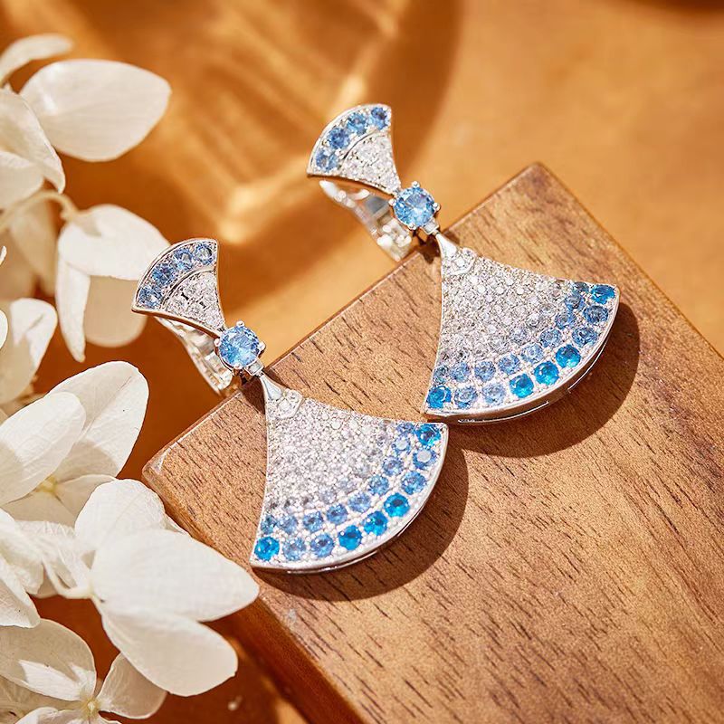 Damen Halskette mit elegantem fächerförmigem Anhänger und funkelnden Kristallen Shop Nory