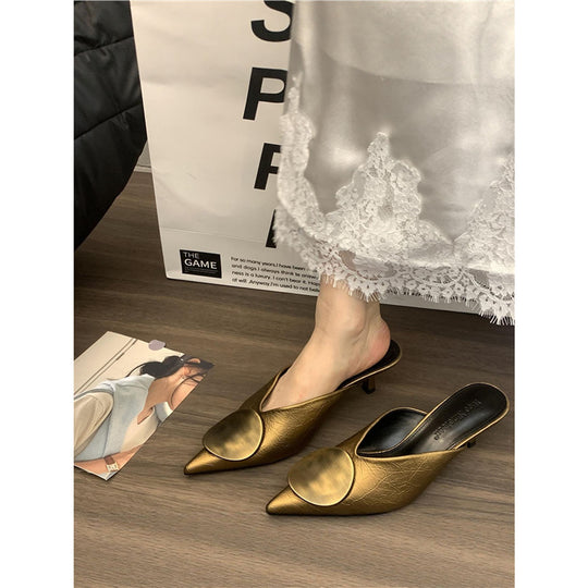 Damen Spitz zulaufende Kitten-Heel Mules mit Metallapplikation Shop Nory