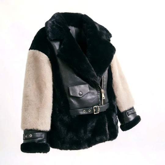 Damen Kurzjacke im Aviator‑Stil aus Lammfellimitat mit Kontrastärmeln Shop Nory