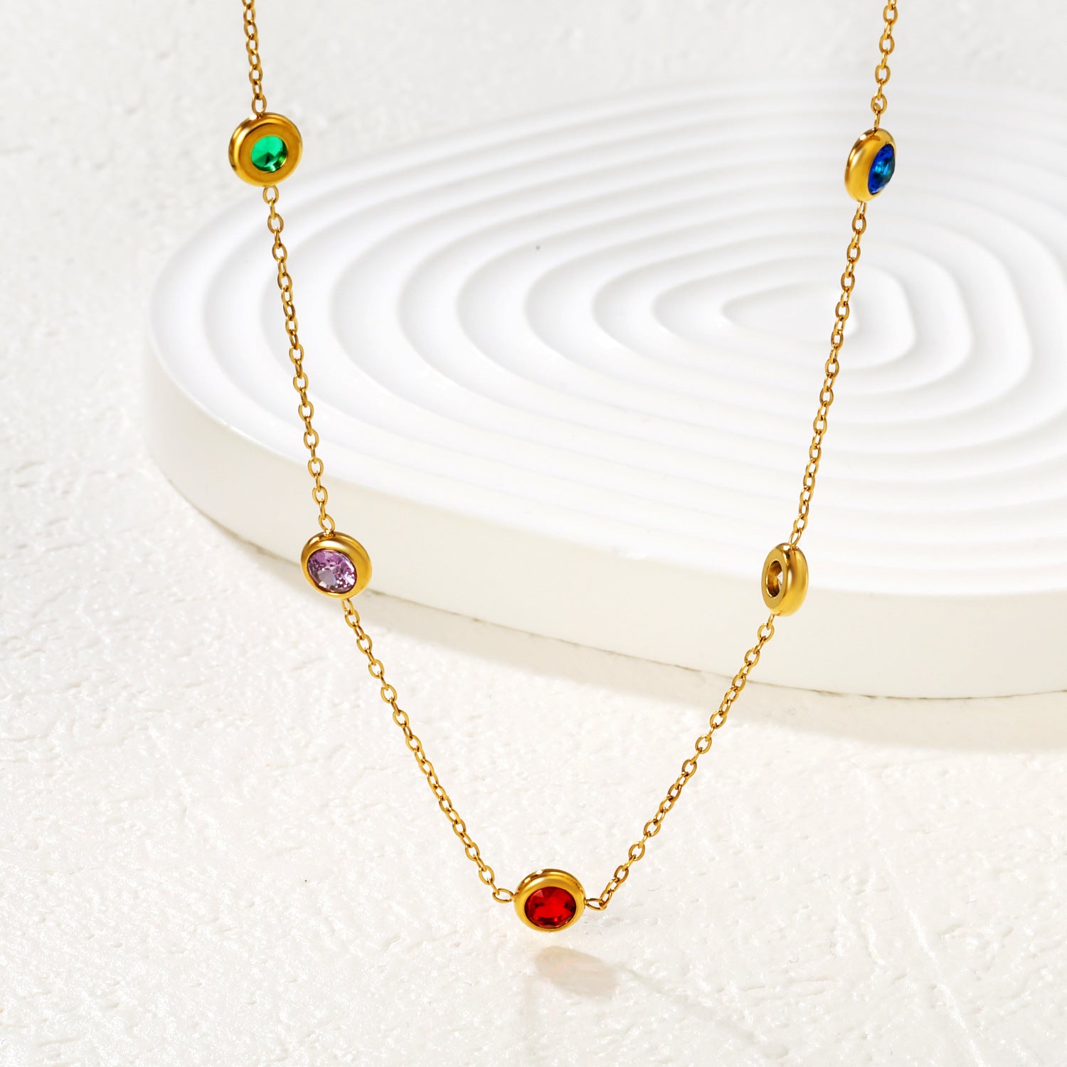 Damen elegante Halskette mit goldplattiertem Design und feinen Perlenakzenten Shop Nory