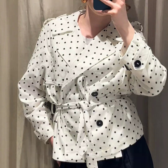 Damen Kurztrench mit Doppelreiher, Taillengürtel und Punkteprint Shop Nory