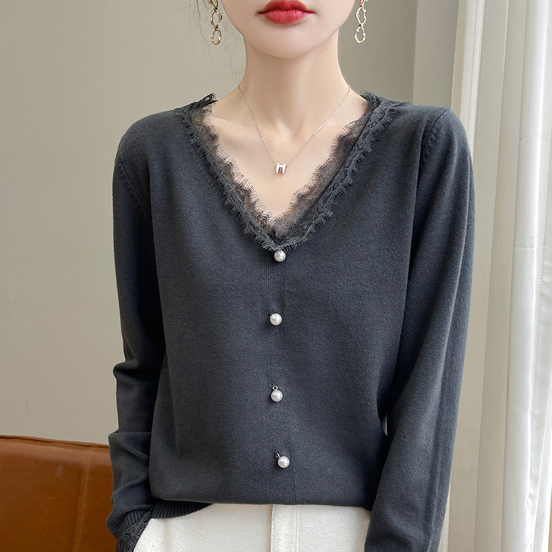 Damen Zarter V-Ausschnitt-Feinstrickcardigan mit floraler Spitzenkante und Perlenverzierung Shop Nory