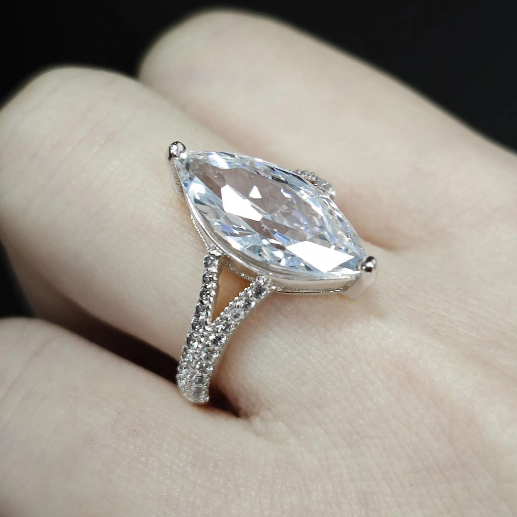 Damen exklusiver Verlobungsring mit funkelndem Marquise-Edelstein und zarten Zirkonia-Verzierungen Shop Nory