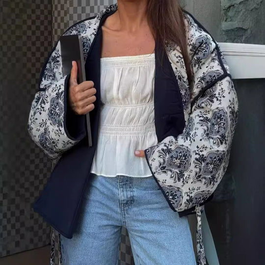 Damen Gesteppte Kimono‑Jacke mit ornamentaler Jacquardoptik und kontrastierter Paspel Shop Nory