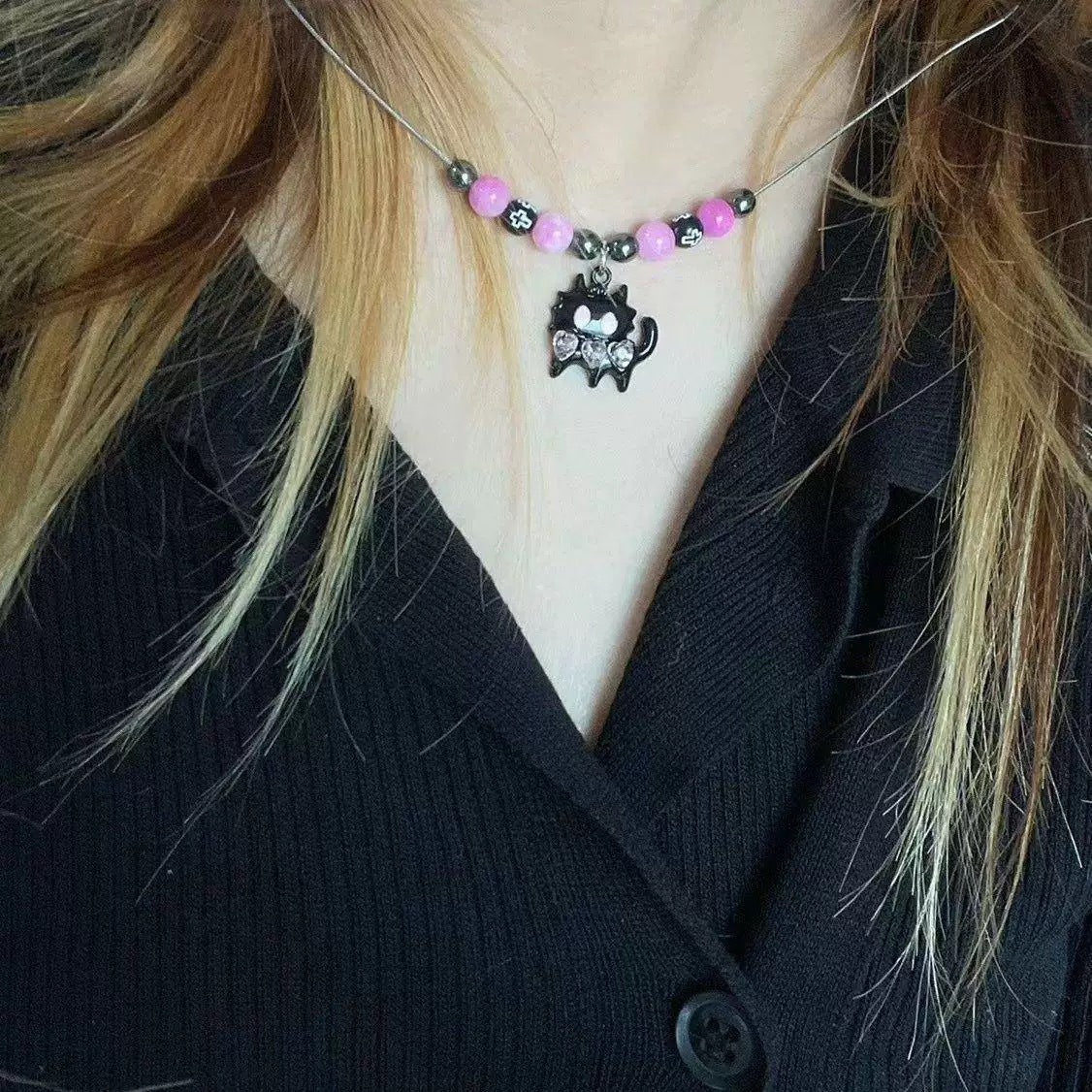 Damen Halskette mit verspieltem Katzenanhänger und bunten Perlendetails Shop Nory