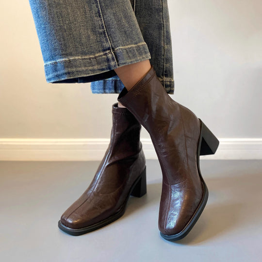 Damen Knöchelstiefelette aus Leder mit quadratischer Zehenpartie und mittlerem Blockabsatz Shop Nory