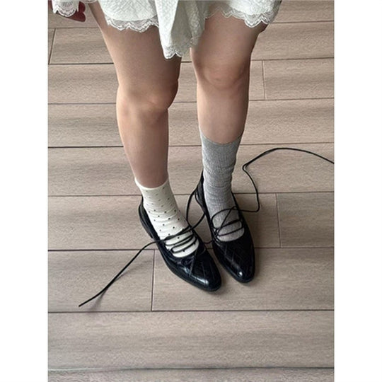 Damen Gepolsterte Mary-Jane Ballerina in Steppoptik mit Lackfinish und zarten Schnürriemen Shop Nory