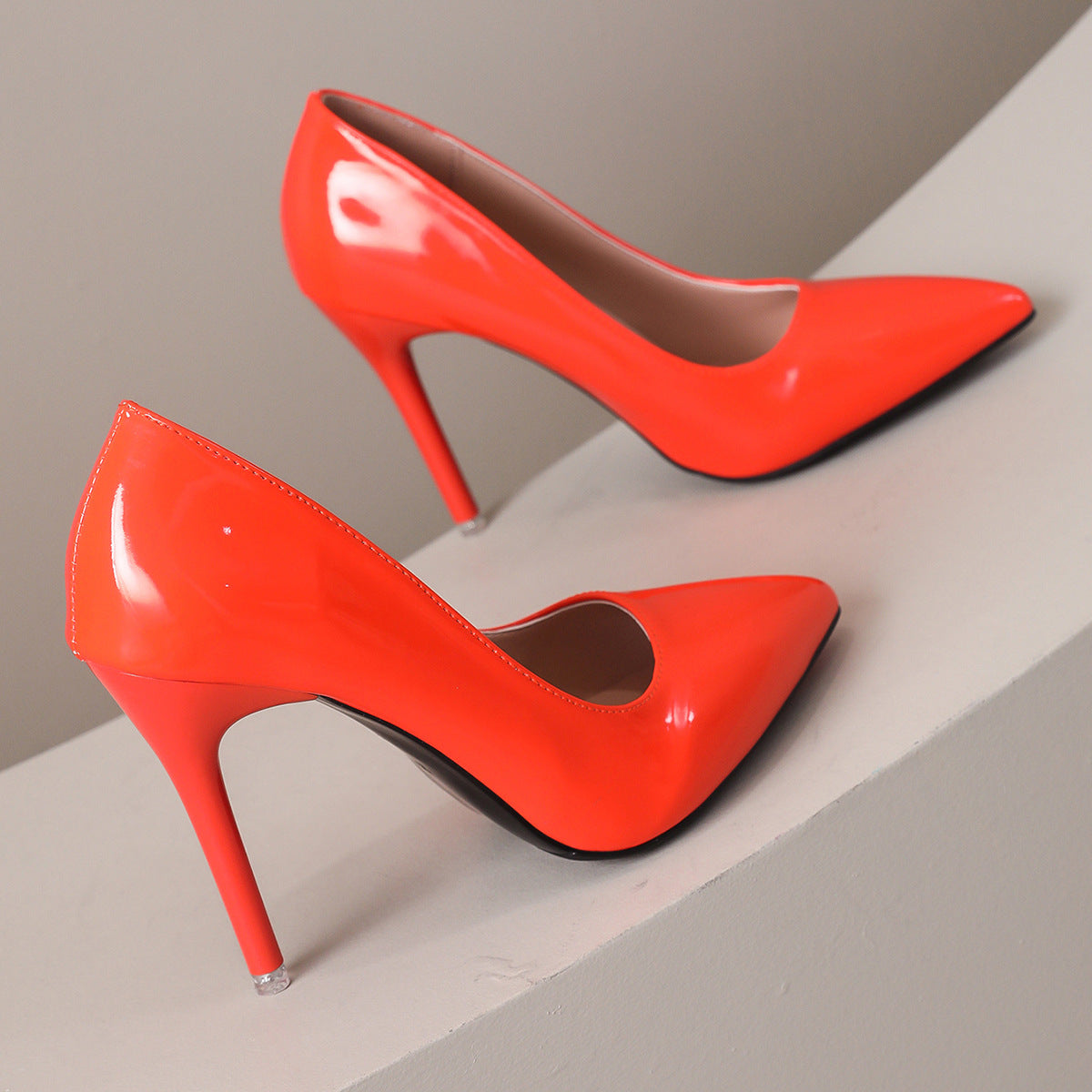 Damen stilvolle High Heels mit glänzendem Obermaterial und elegantem Schnitt