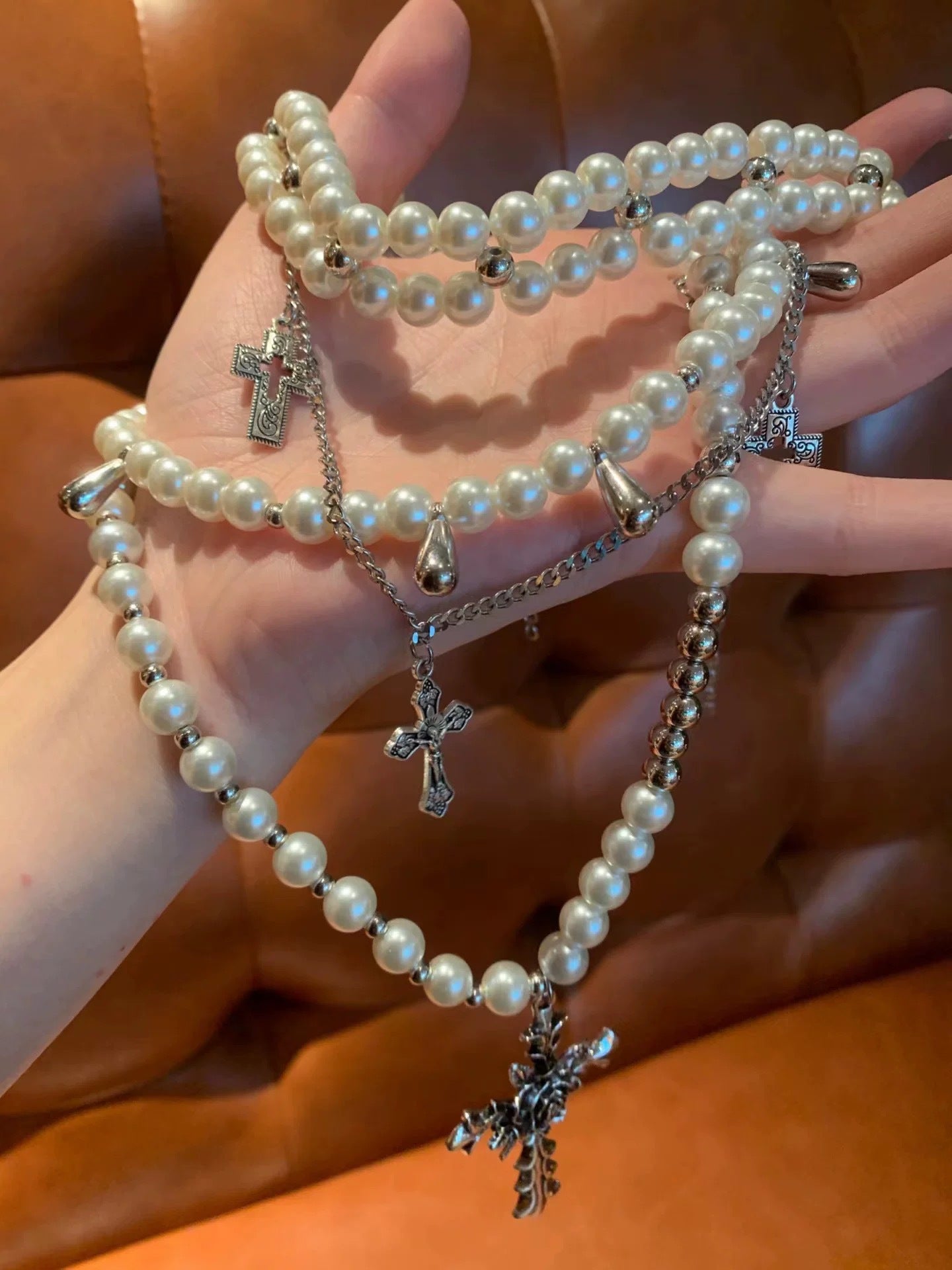 Damen Perlenkette mit kunstvollen Kreuzanhängern Shop Nory