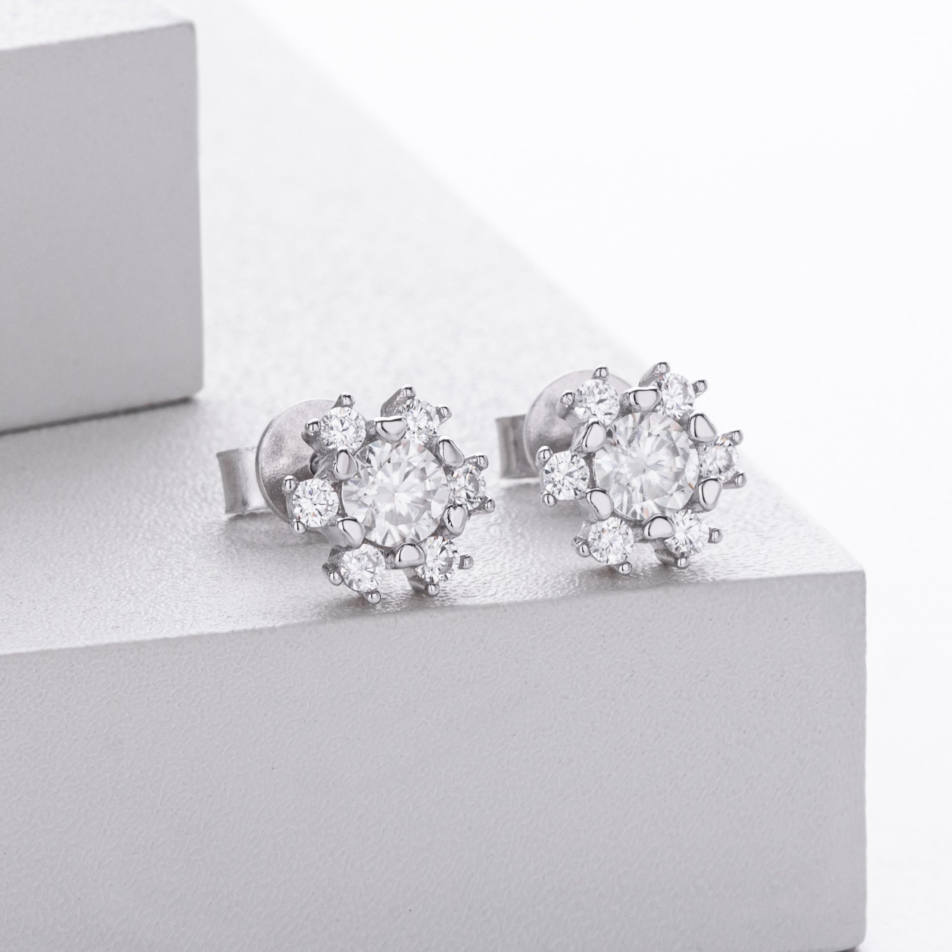 Damen Ohrstecker mit funkelndem Moissanit und 925 Sterlingsilber Shop Nory