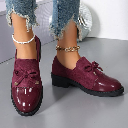 Damen Lack- und Wildlederslipper mit Zierschleife und niedrigem Blockabsatz Shop Nory