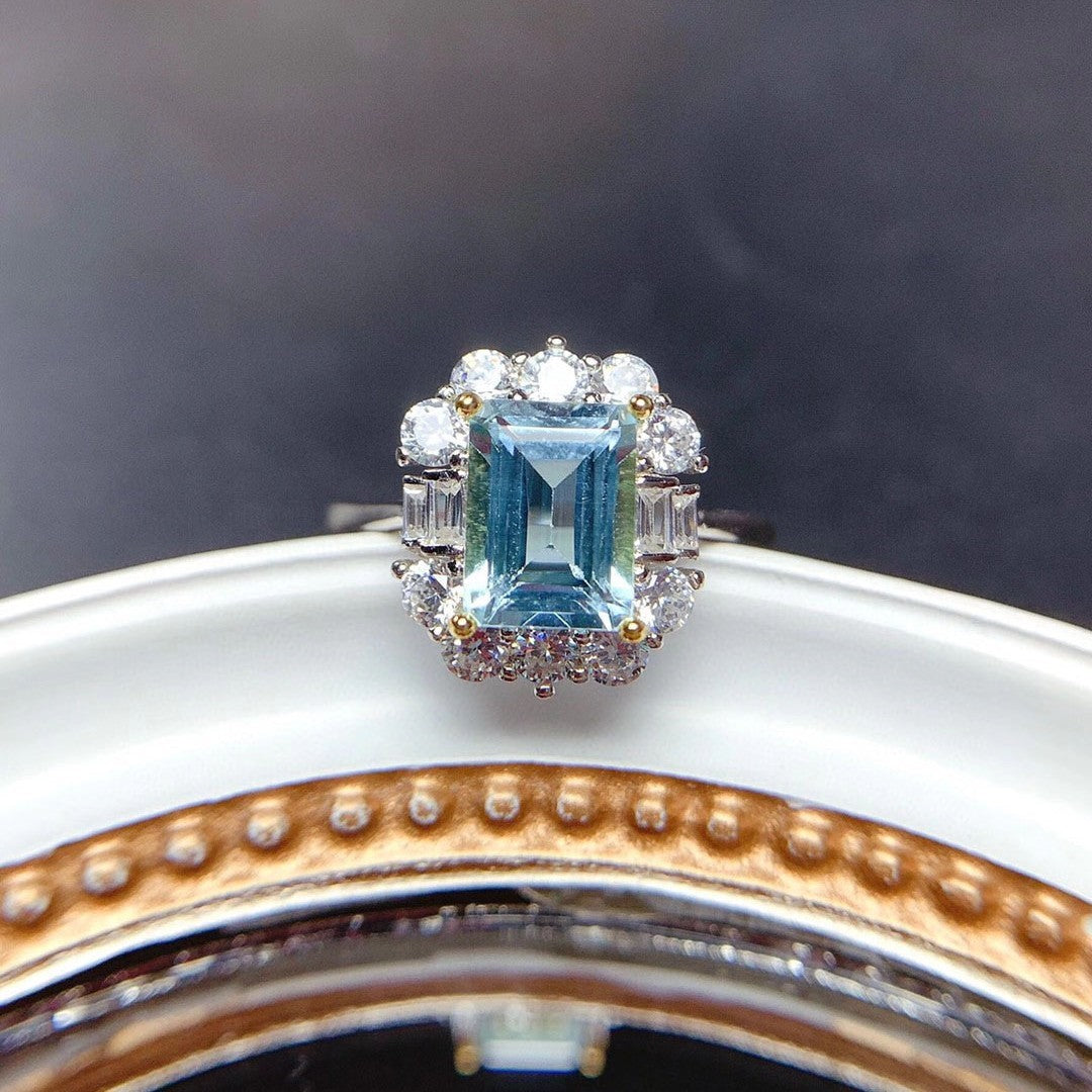 Damenring mit luxuriösem rechteckigen Edelstein und funkelnden Zirkonia Steinen Shop Nory