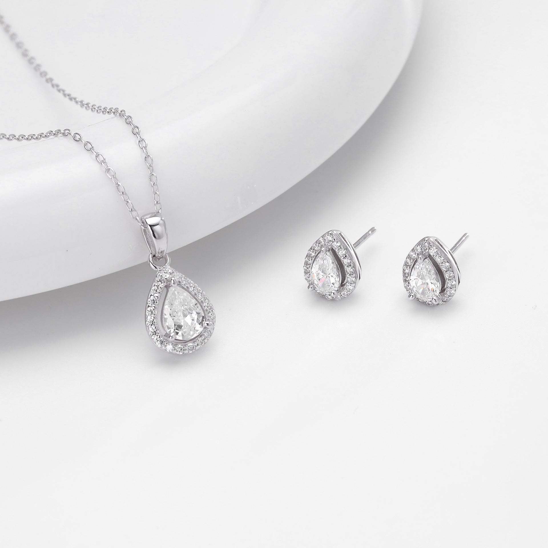 Damen Halskette mit tropfenförmigem Zirkonanhänger aus 925 Sterlingsilber und elegantem Design Shop Nory