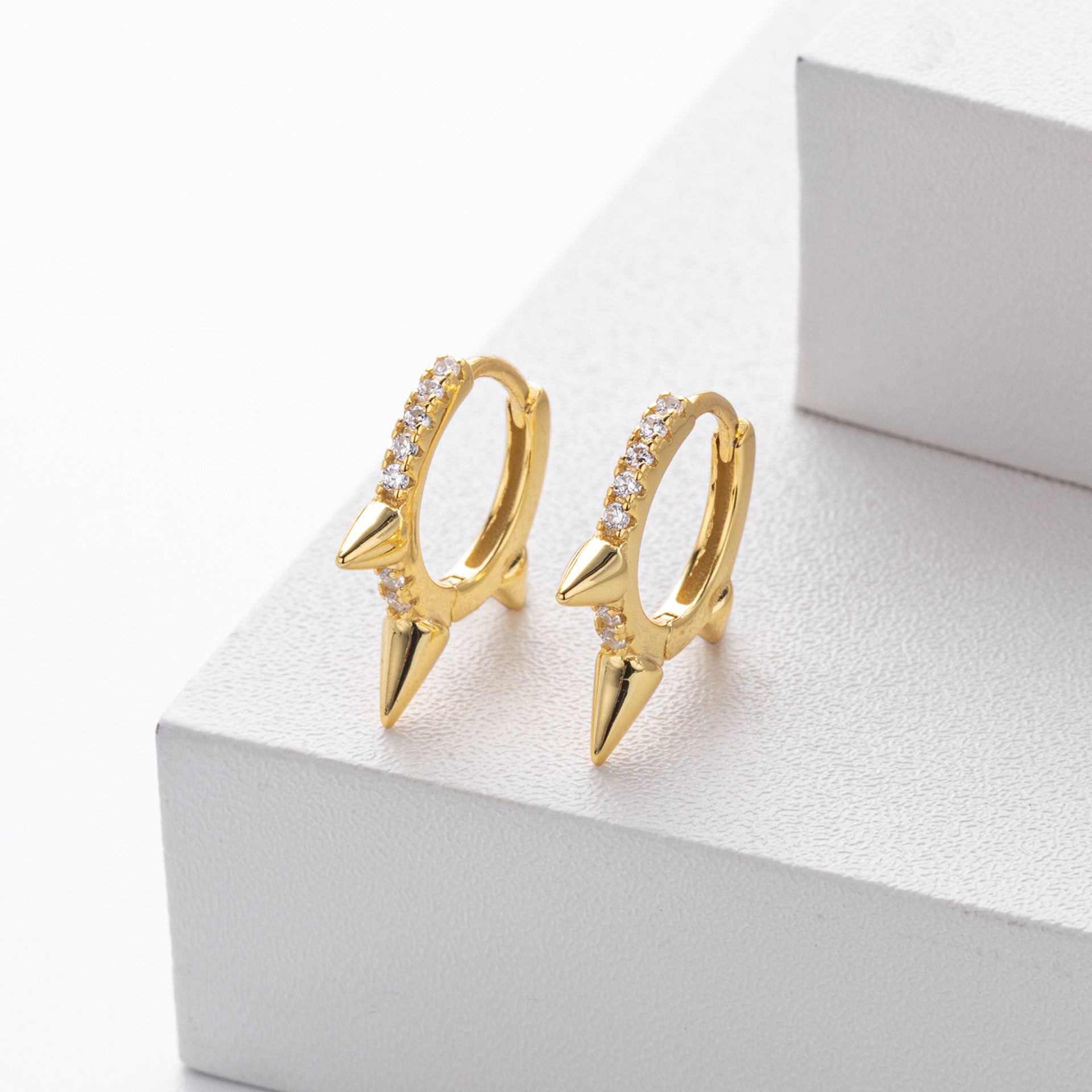 Damen Ohrringe mit spitzem Design und funkelnden Zirkonen Shop Nory