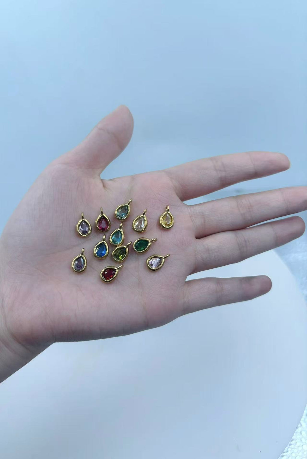 Damen Anhänger mit tropfenförmigem Design und bunten Edelsteinakzenten Shop Nory