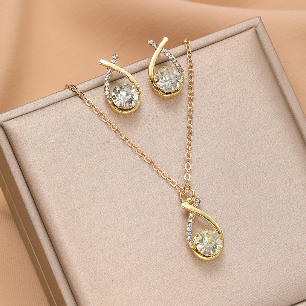 Damen Schmuckset mit funkelndem Anhänger und eleganten Ohrsteckern Shop Nory