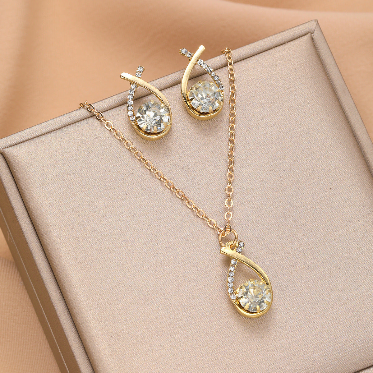Damen Schmuckset mit funkelndem Anhänger und eleganten Ohrsteckern Shop Nory