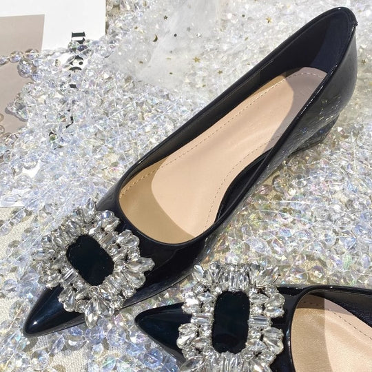 Damen Spitz zulaufende Lack‑Flats mit geschliffener Kristallschließe Shop Nory
