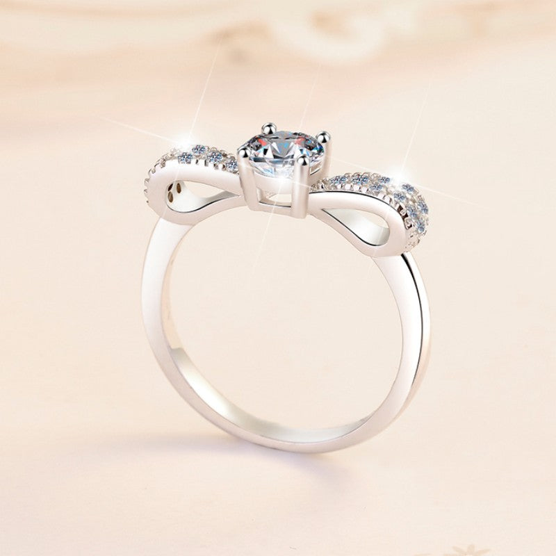 Damen Verlobungsring mit glänzendem Hauptstein und eleganter Zirkonia-Verzierung Shop Nory
