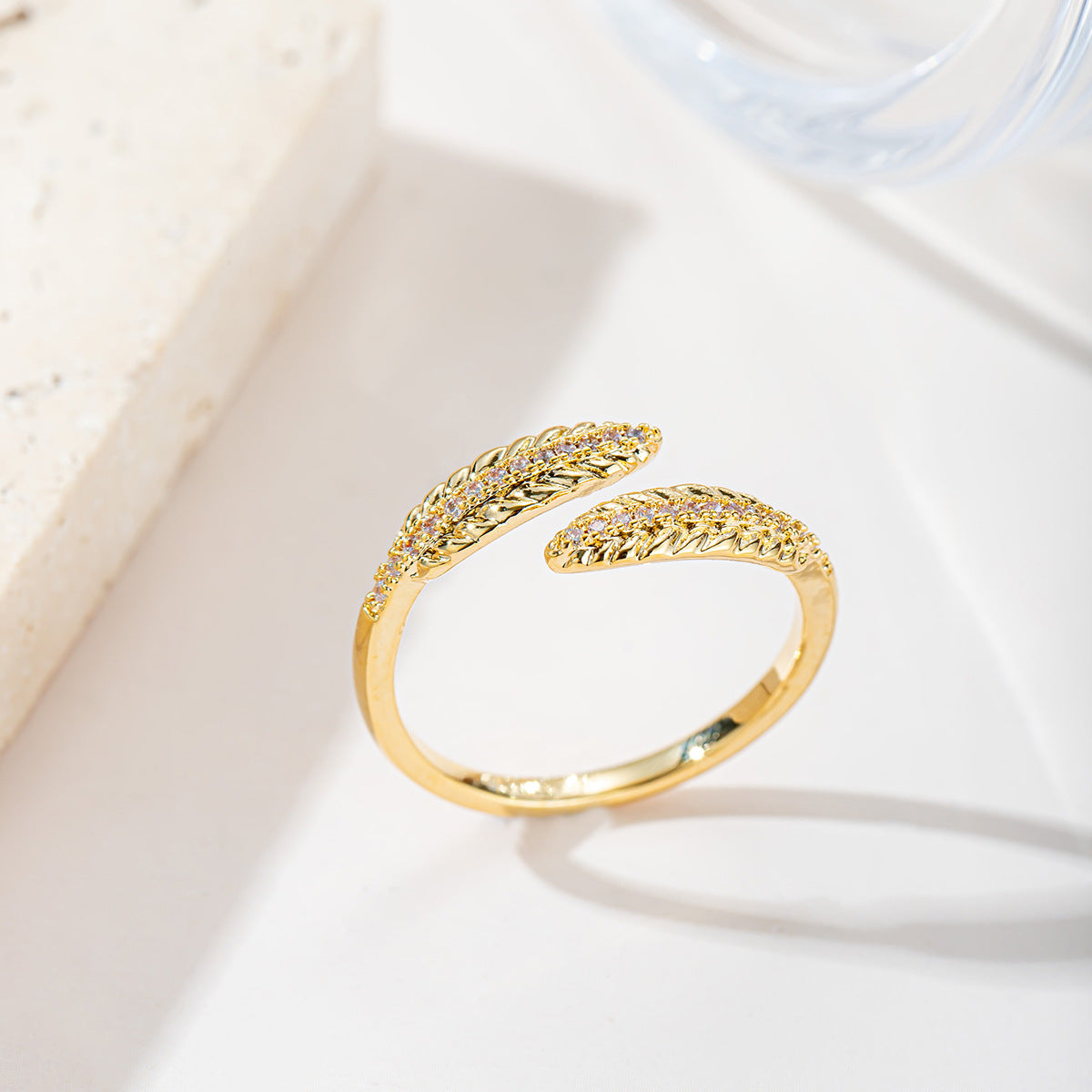 Damenarmreif mit floralem Design und funkelnden Kristallen Shop Nory